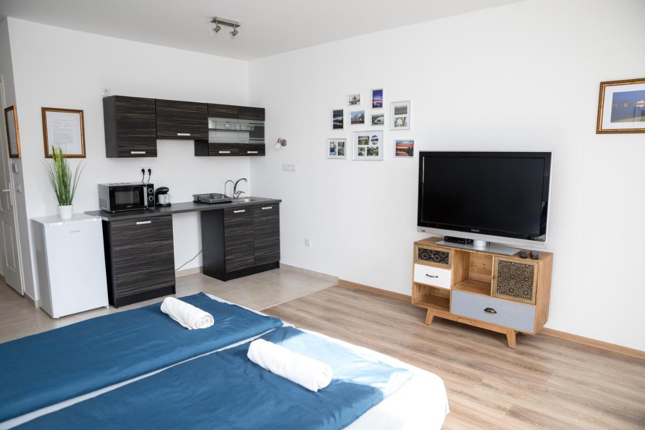 Kossuth Apartmanhaz Tata Eksteriør billede