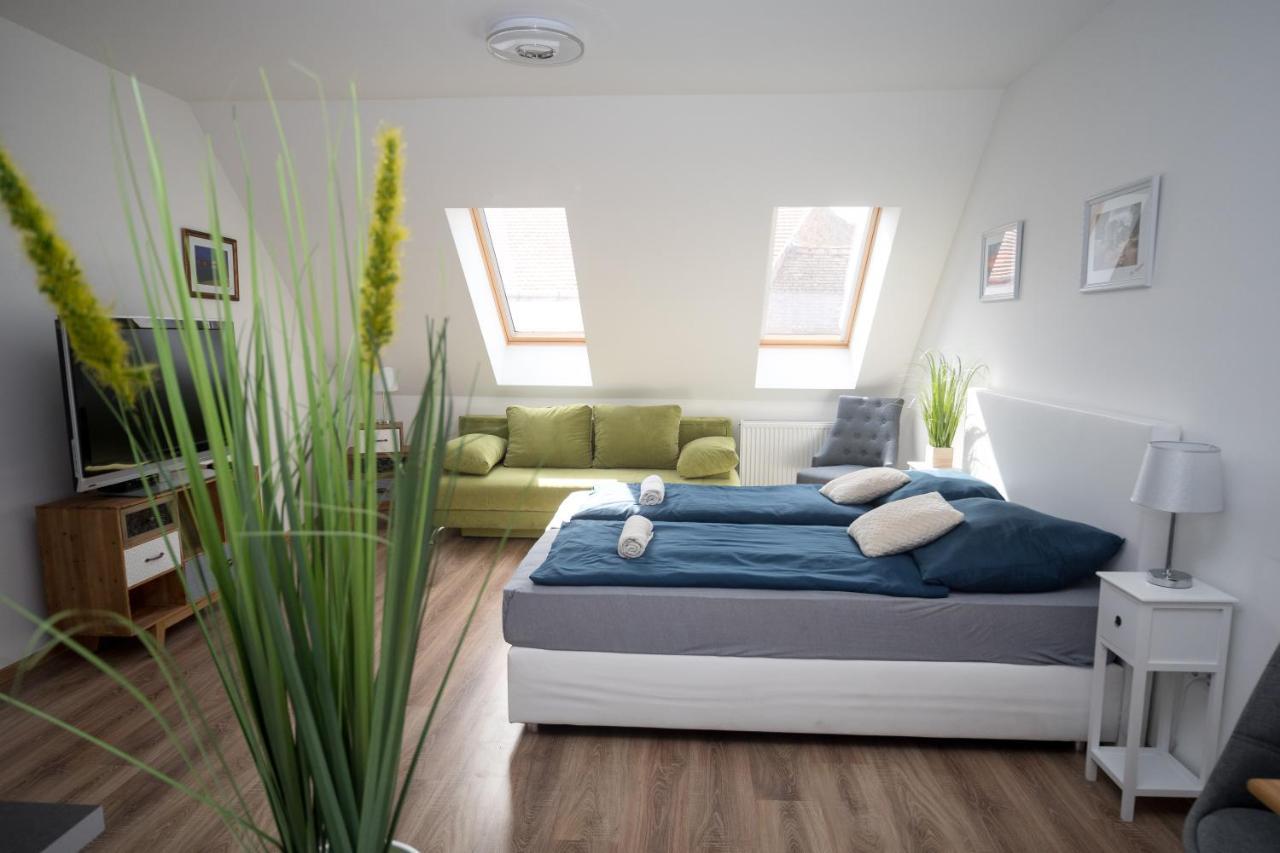 Kossuth Apartmanhaz Tata Eksteriør billede